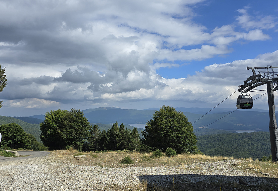 Montagne di Calabria: dal Botte Donato, raggiungibile in cabinovia, panorami stupendi verso i laghi Arvo e Cecita