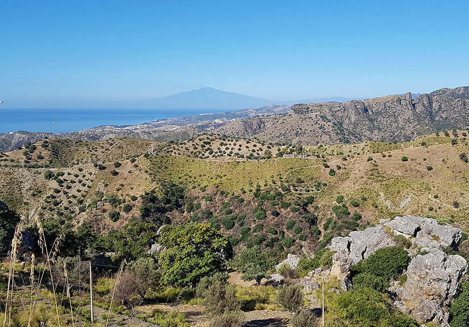 Ammirare l’Etna dal Basso Jonio Reggino: una fotografia scattata dalla strada per Palizzi