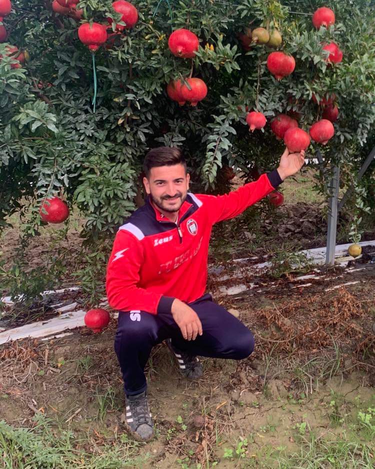 Giuseppe Castagnino e la sfida della filiera corta del melograno a Scandale: succhi e marmellate bio