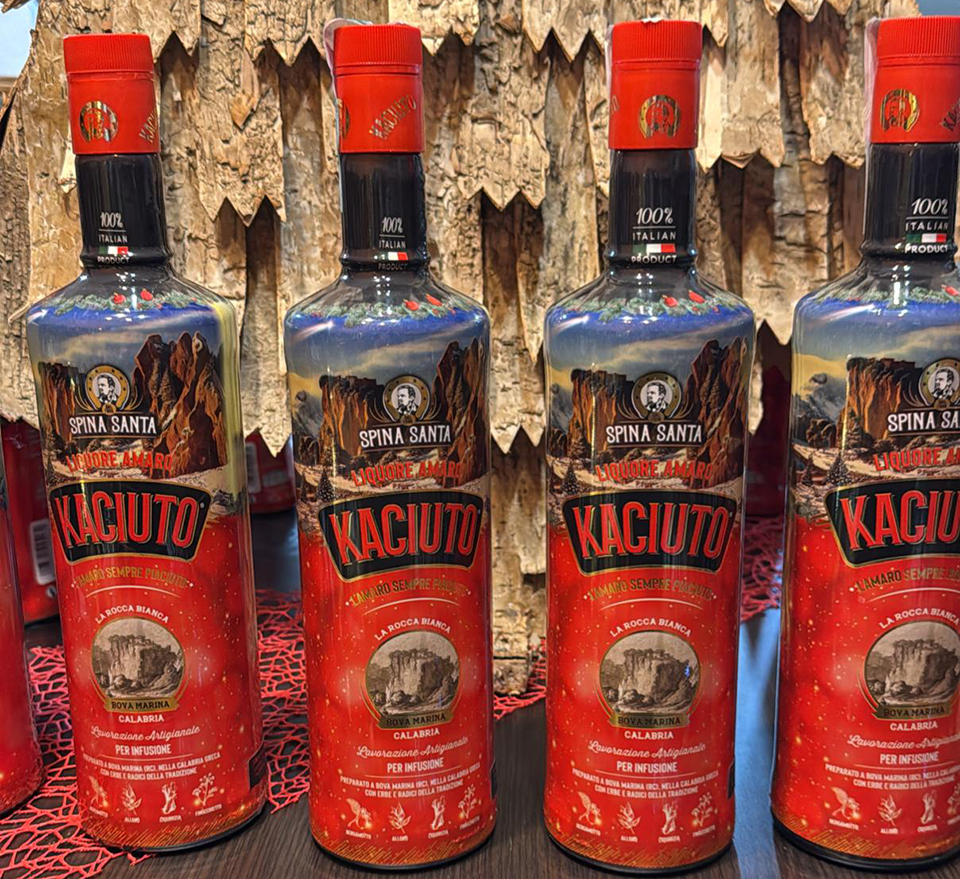 L’amaro Kaciuto si è vestito di Rosso per il Natale: un packaging accattivante per augurare Buone Feste